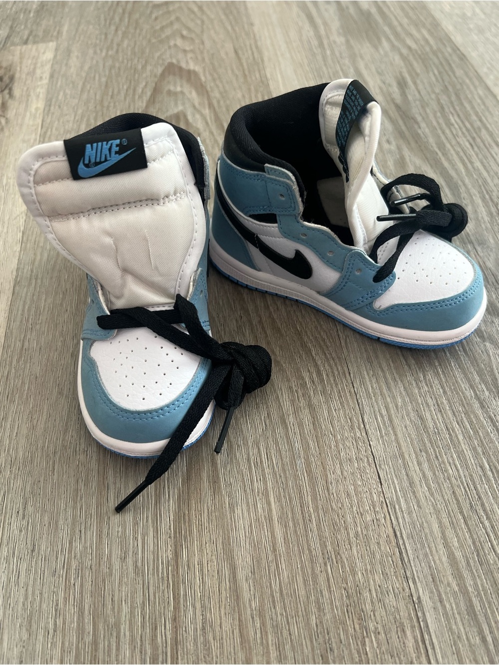 Jordan Jordan 1 Retro High OG
University Blue
